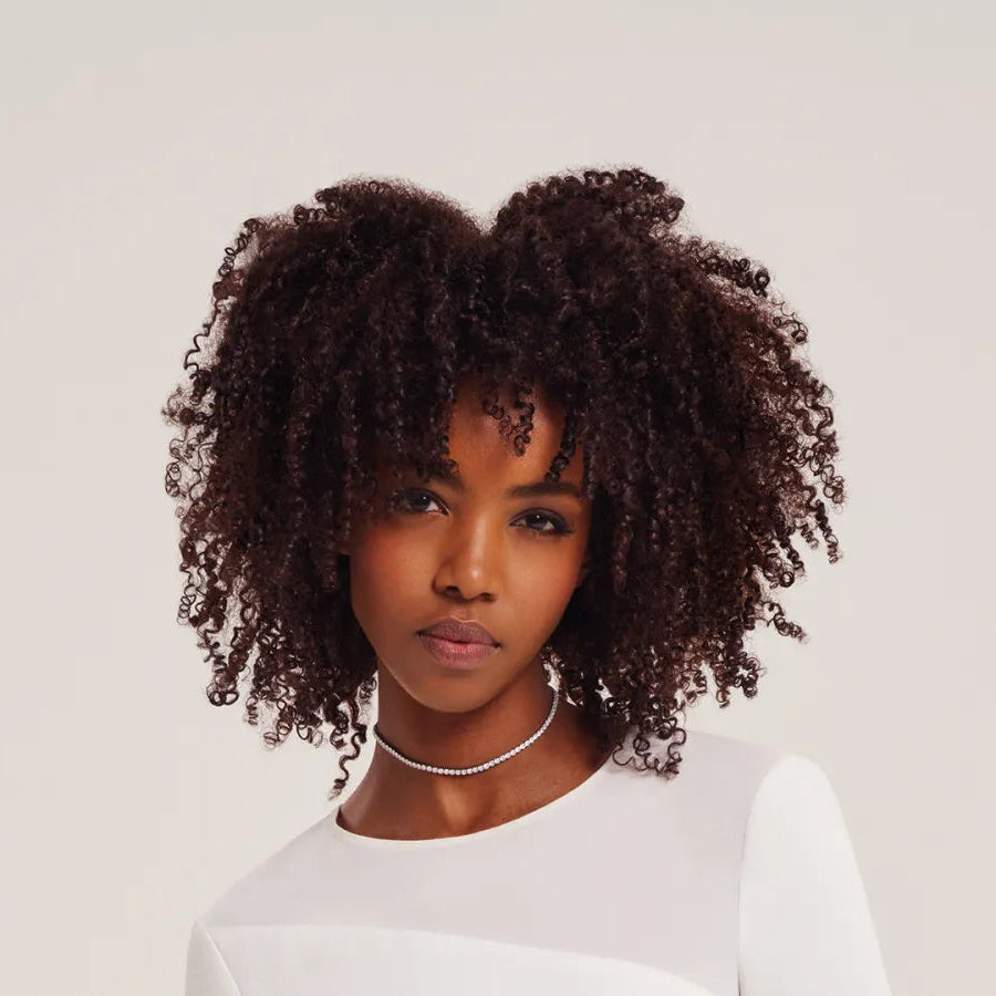 Model with curly hair that has used the Alfaparf Milano Semi Di Lino Curls Enhancing range