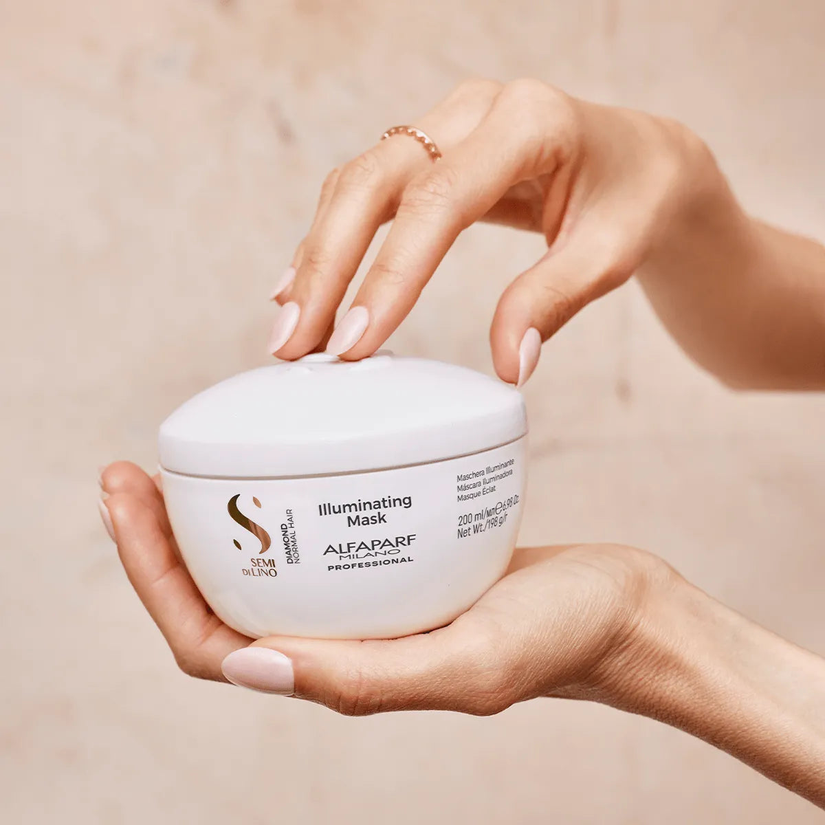 Model opening Alfaparf Milano Semi Di Lino Diamond Illuminating Mask