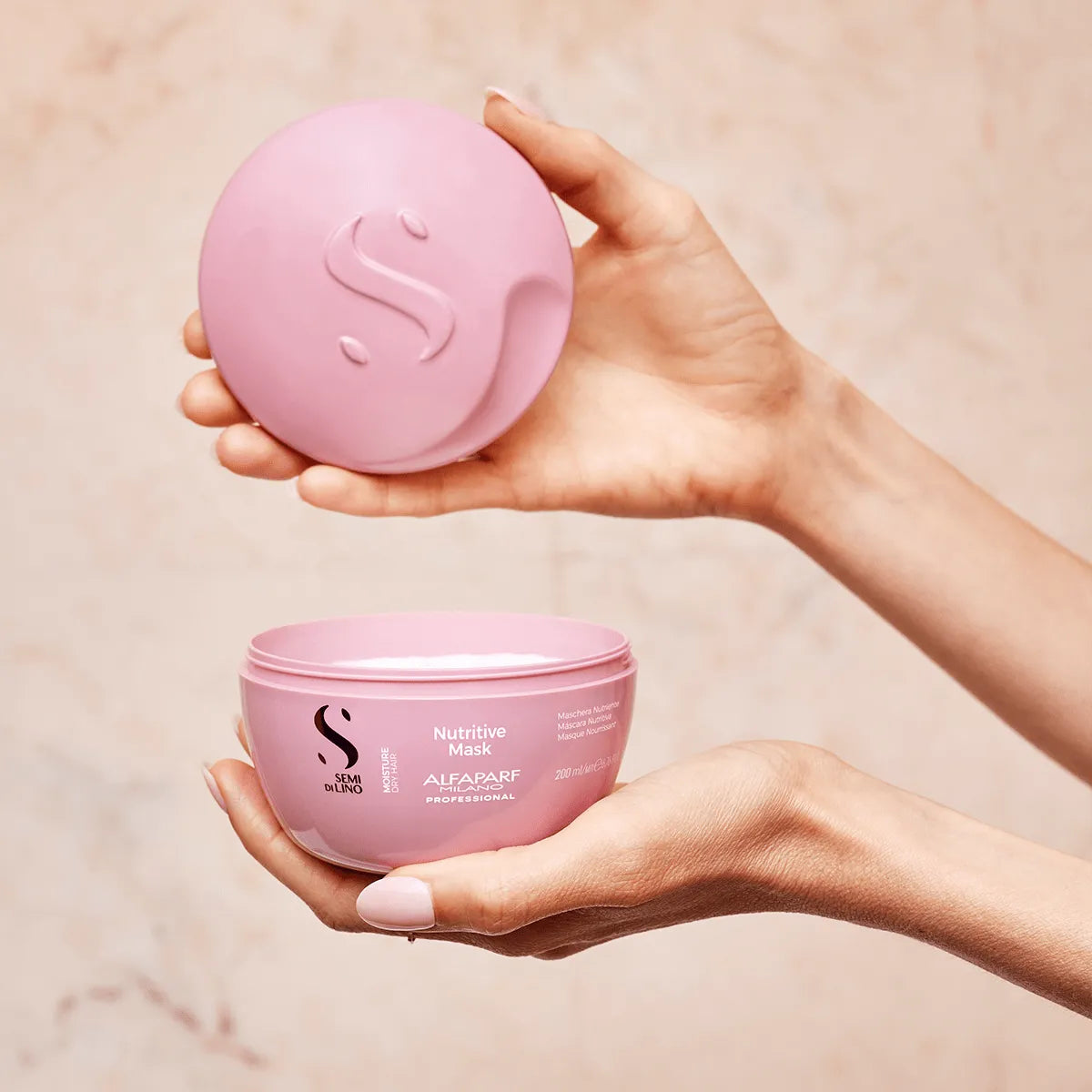 Model holding Alfaparf Milano Semi Di Lino Moisture Nutritive Mask