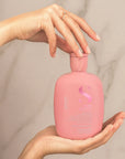 Model holding Alfaparf Milano Semi Di Lino Moisture Nutritive Low Shampoo