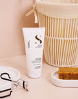 Alfaparf Milano Semi Di Lino Diamond Illuminating Conditioner 200ml - lifestyle image