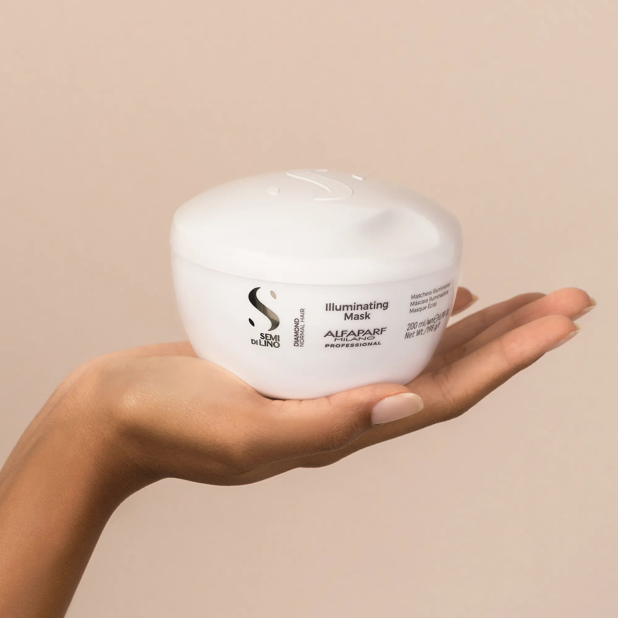 Model holding Alfaparf Milano Semi Di Lino Diamond Illuminating Mask