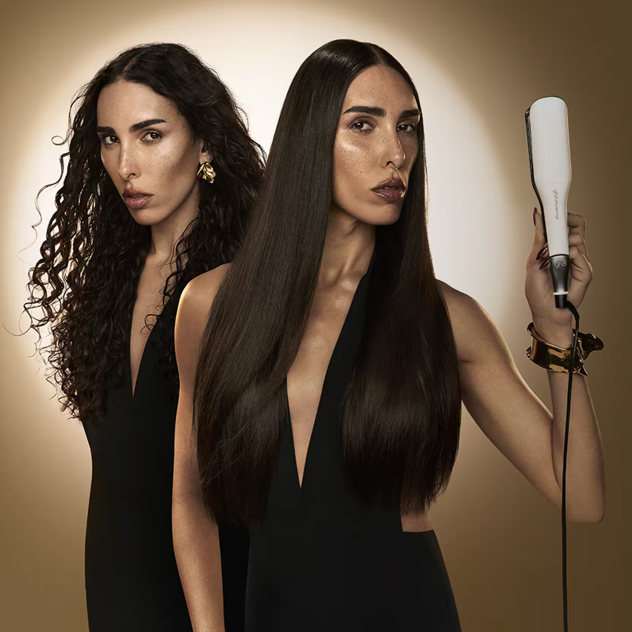 Model holding ghd Chronos Max - Wide Plate Styler