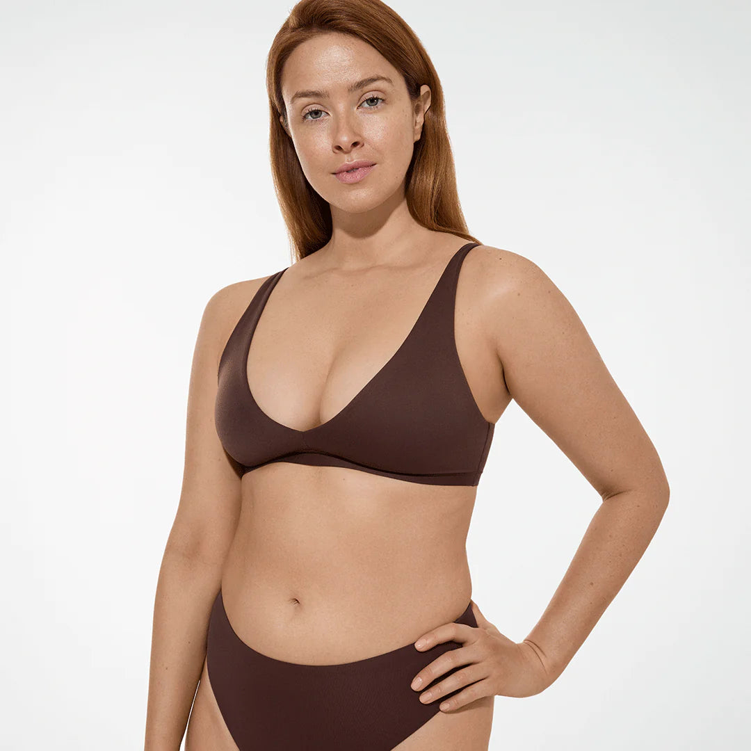Model with deep golden glow after using Vita Liberata The Mousse - Dark