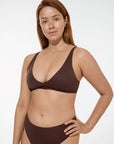 Model with deep golden glow after using Vita Liberata The Mousse - Dark
