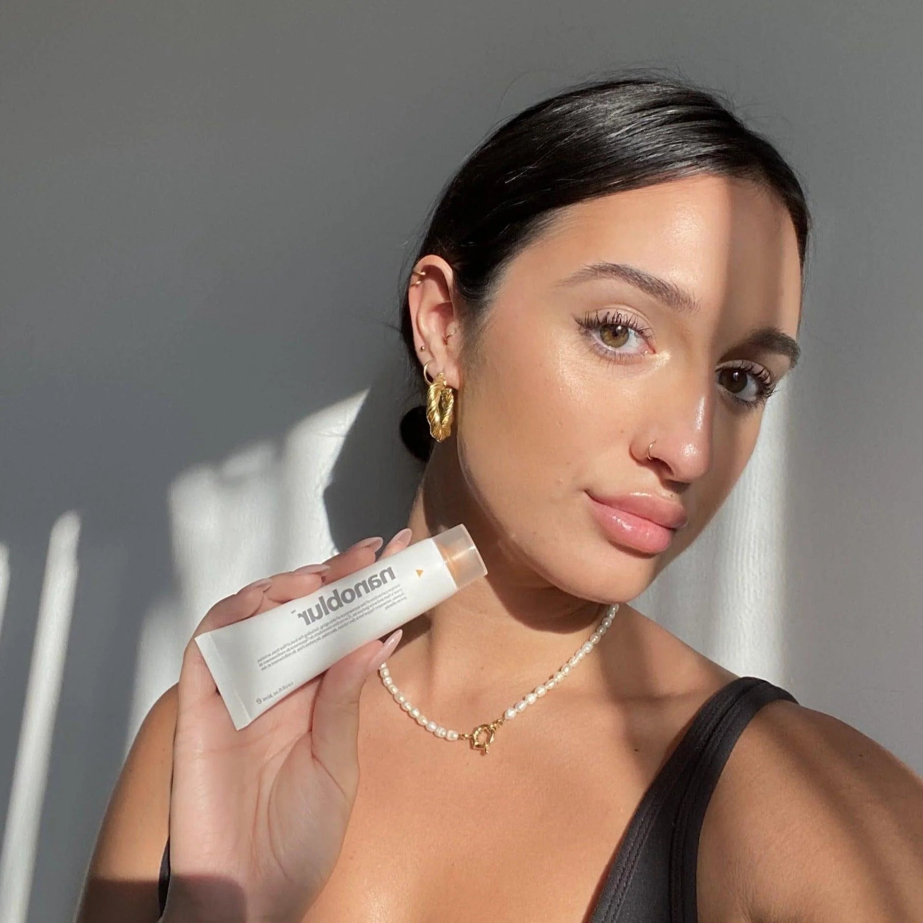 Model holding Indeed Labs Nanoblur