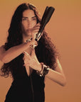 Model holding ghd Chronos Max - Wide Plate Styler