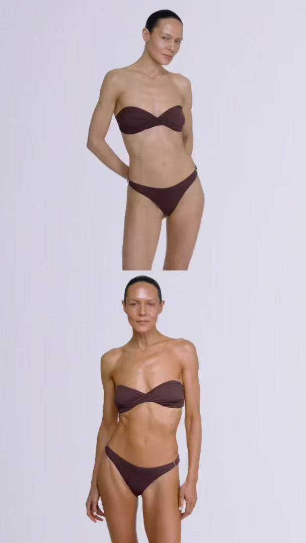 Video showing model applying Vita Liberata The Mousse - Medium