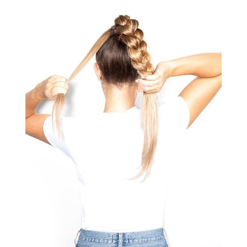 Model installing Beauty Works 24” INSTA BRAID PONYTAIL