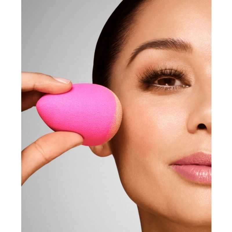 Appling makeup on model with Beauty Blender ORIGINAL