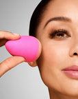 Appling makeup on model with Beauty Blender ORIGINAL