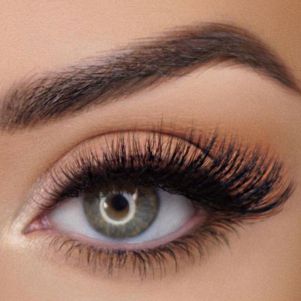 Model wearing Mrs Glam Mrs Flirty Lash