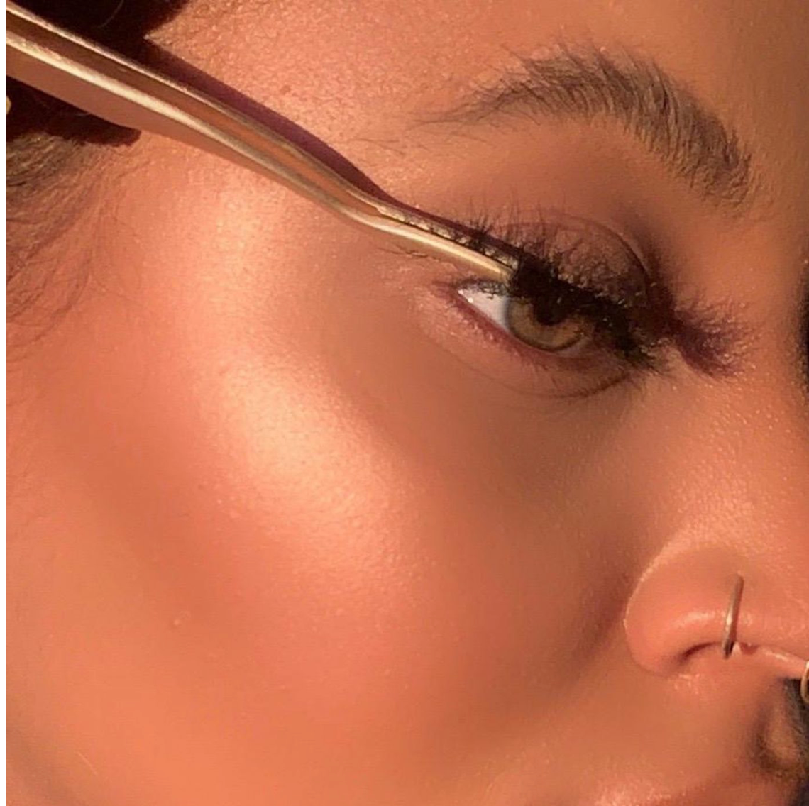 Makeup artist using DOLL BEAUTY Tweezers
