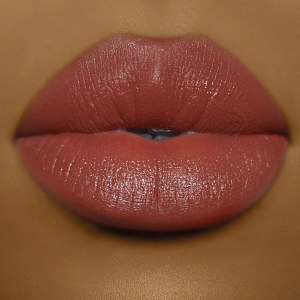 Model wearing DOLL BEAUTY She Fine Liner - Bo$$ Lady