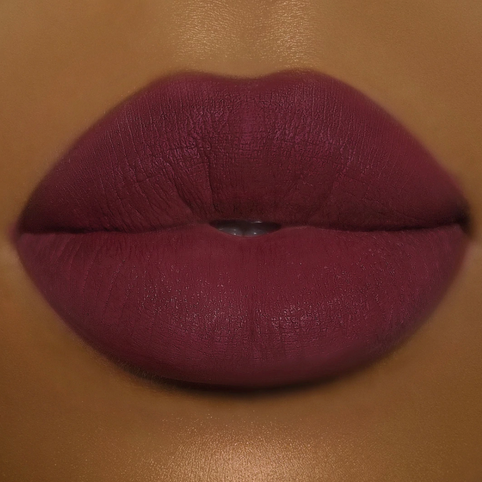Model wearing DOLL BEAUTY She Fine Liner - Hustlaa