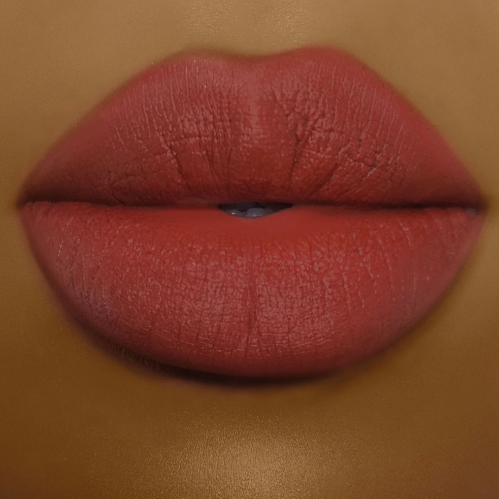 Model wearing DOLL BEAUTY She Fine Liner - Lips Don't Lie
