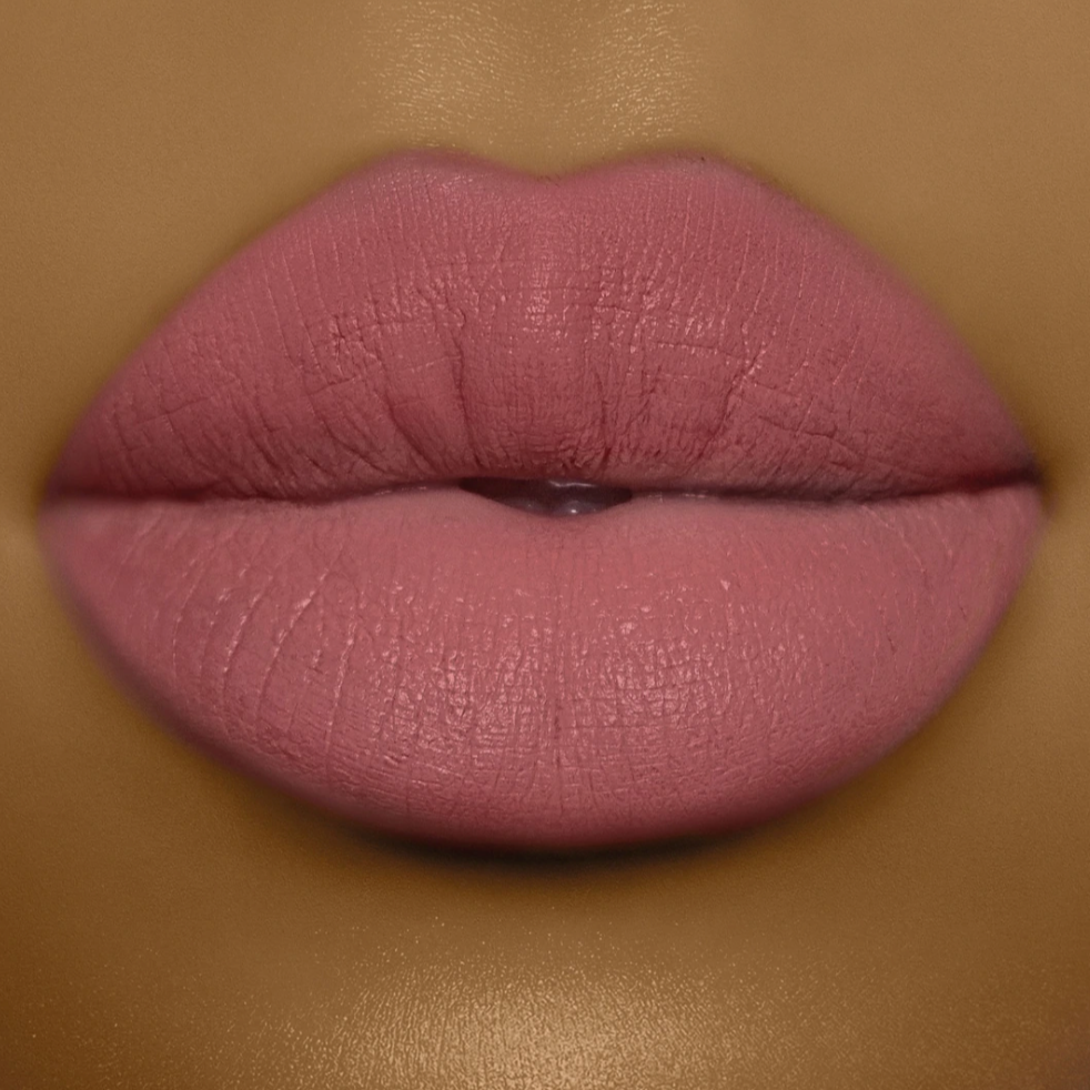 Model wearing DOLL BEAUTY She Fine Liner - Prinsass