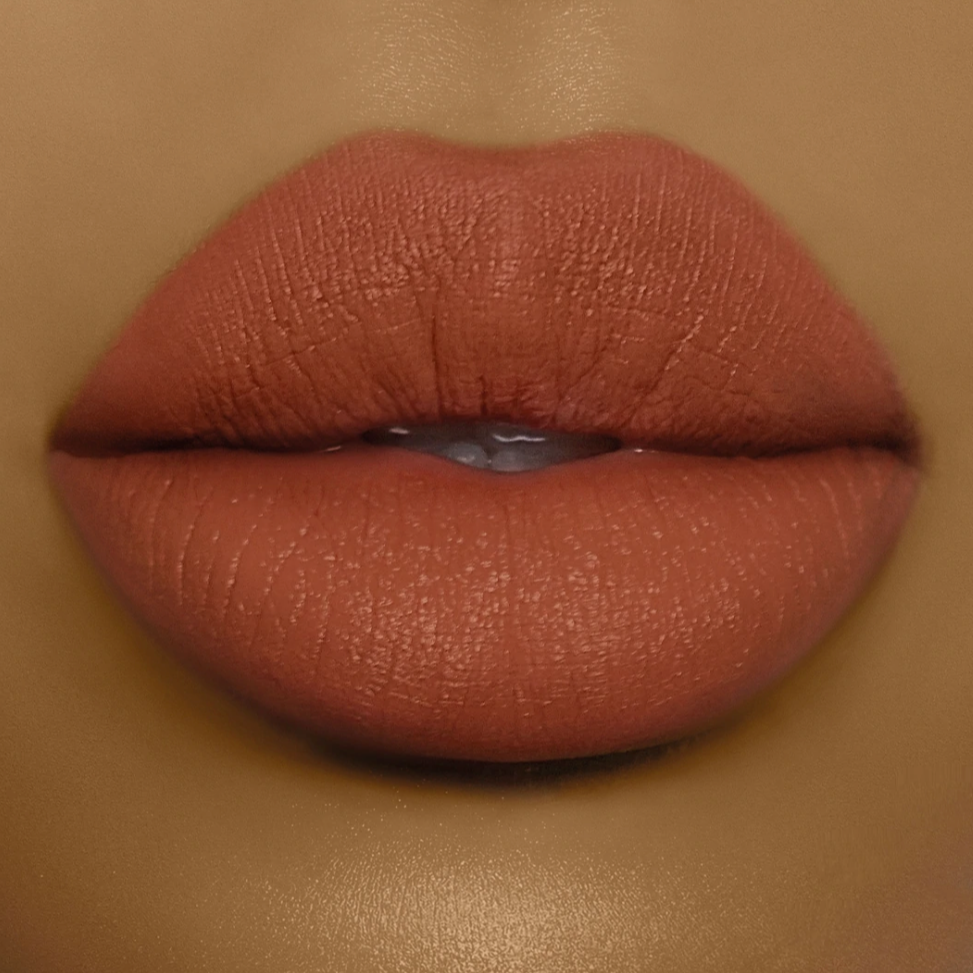 Model wearing DOLL BEAUTY She Fine Liner - Run The World