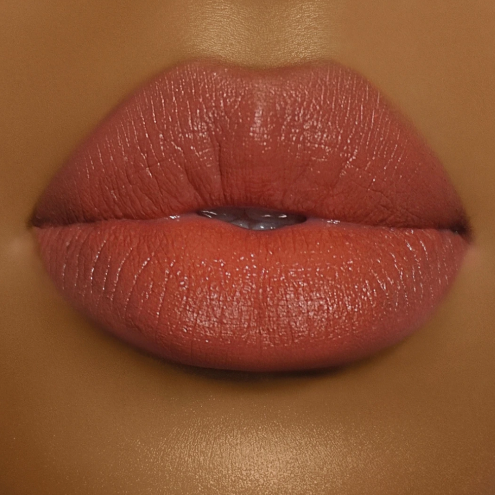 Model wearing DOLL BEAUTY She Fine Liner - Spice Up Ur Lyf