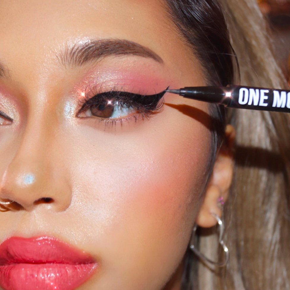 Model using INGLOT One Move Eyeliner Black,