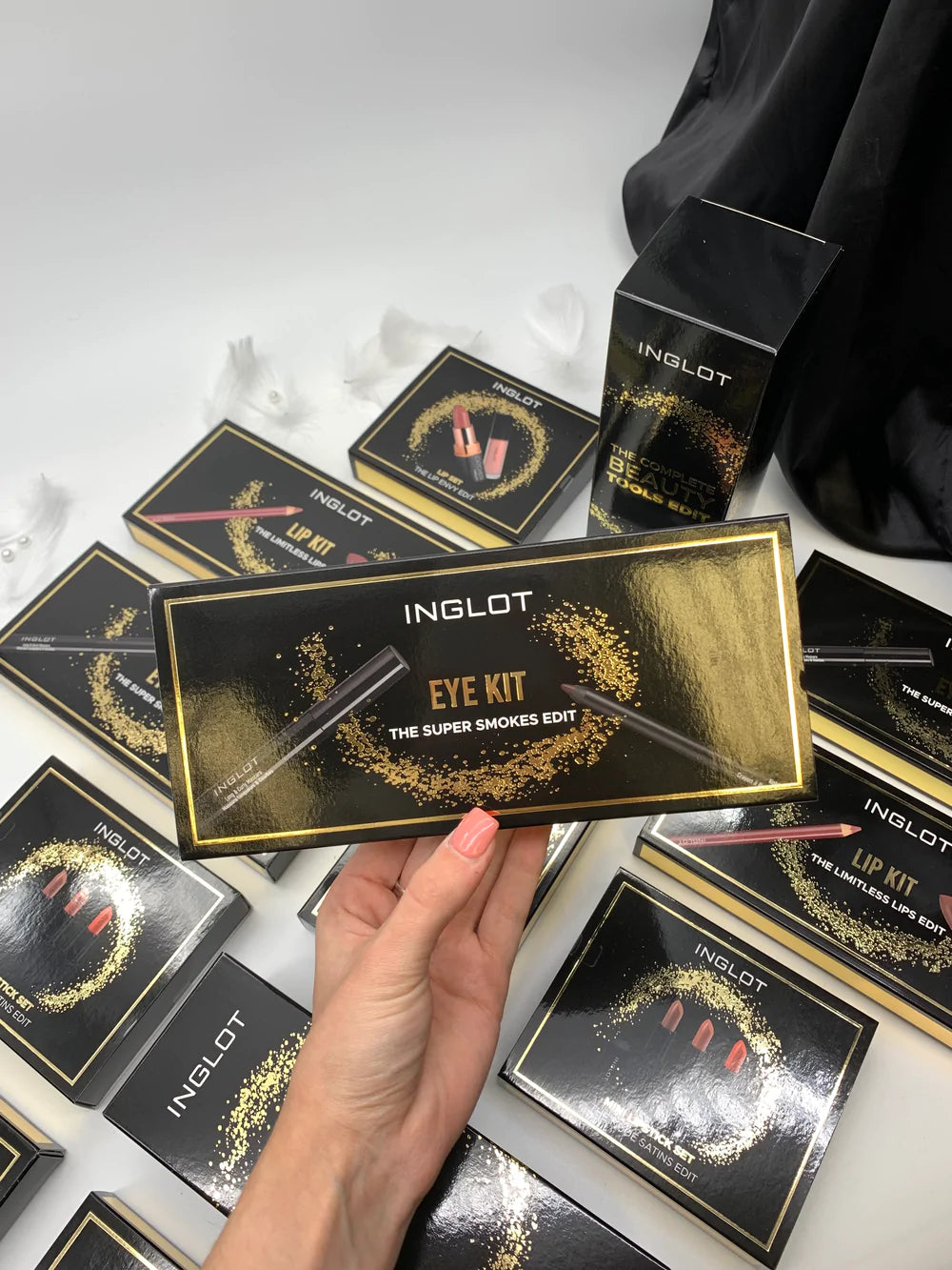 Model holding Inglot The Super Smokes Edit