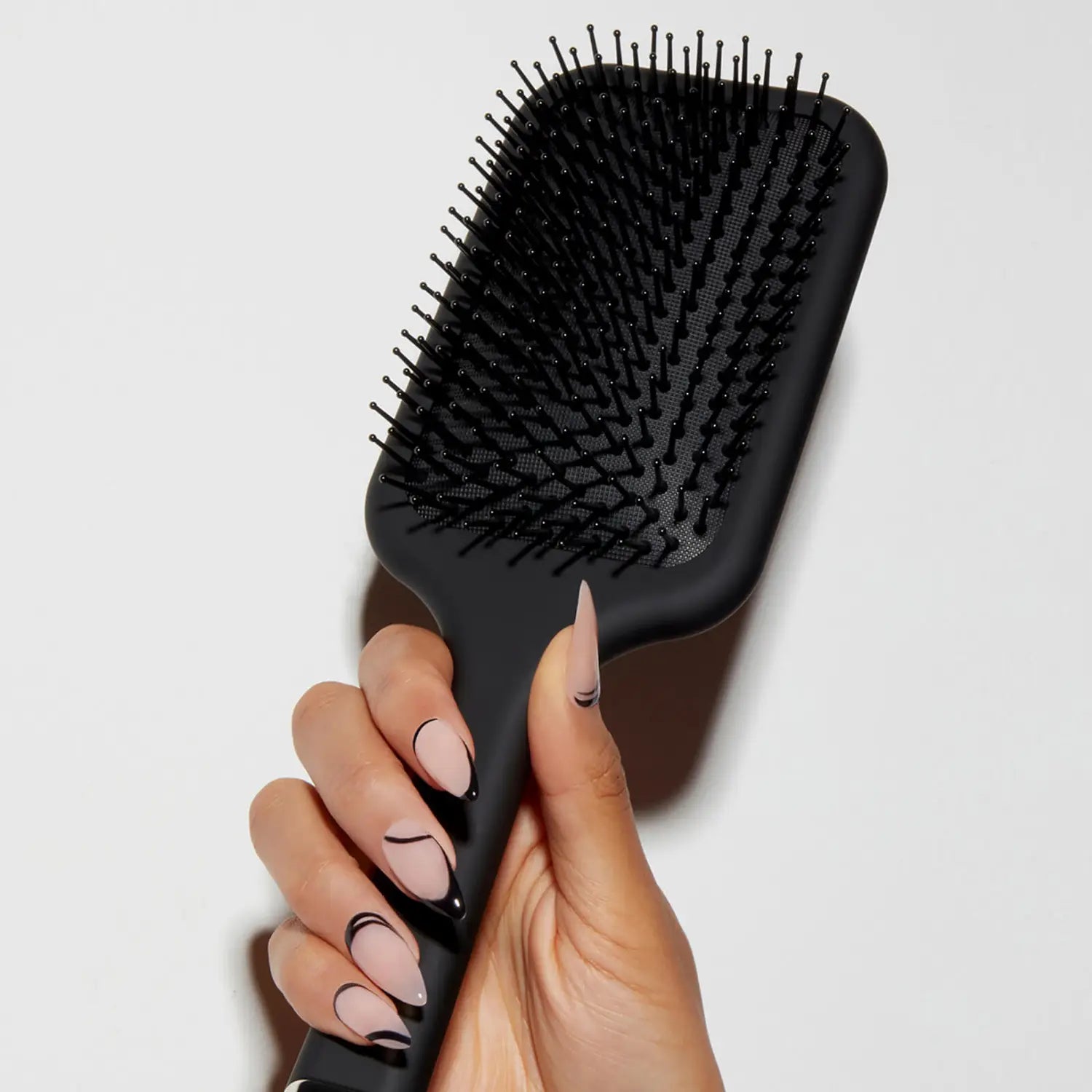 Model holding ghd The All Rounder - Paddle Brush