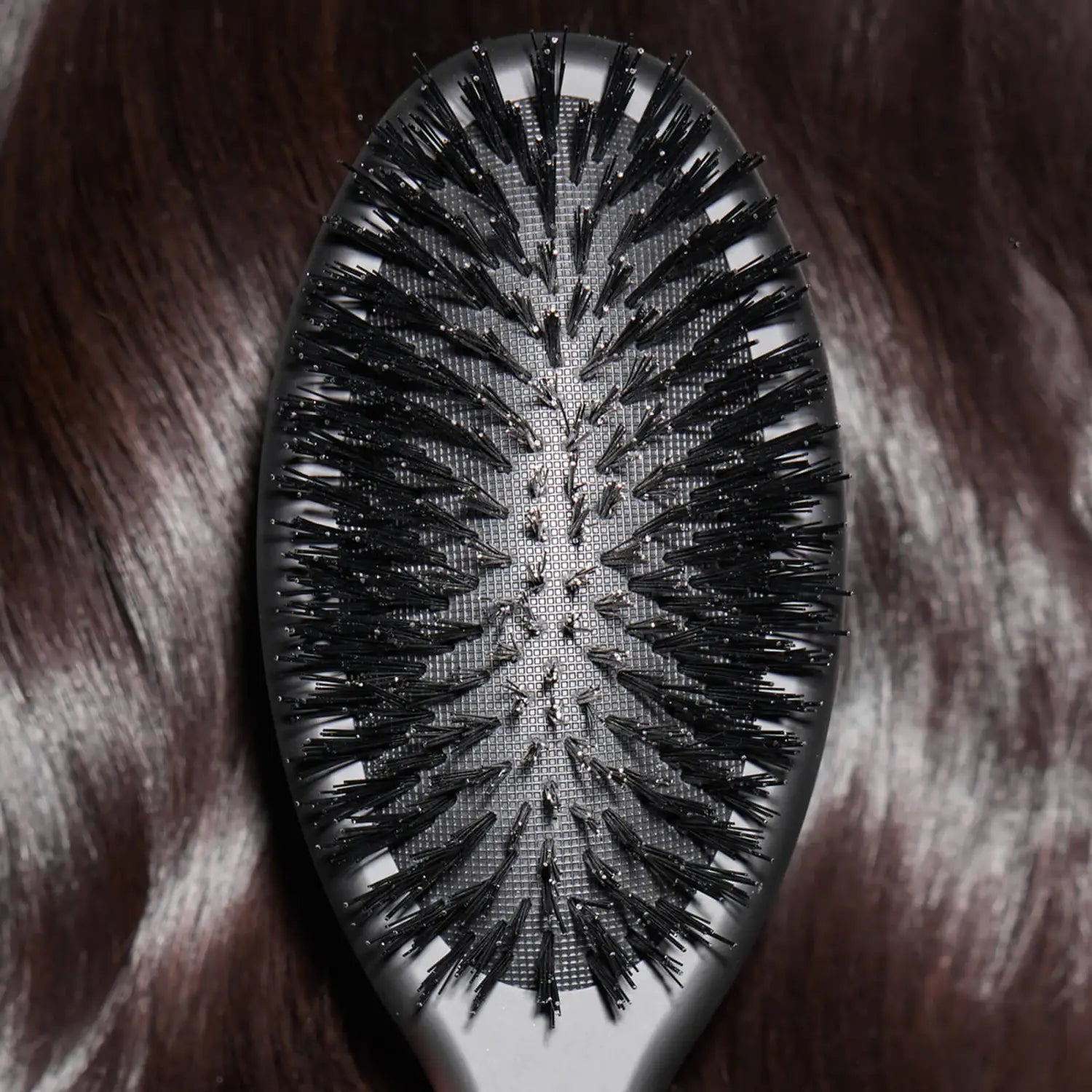 ghd The Dresser - Oval Dressing Brush, brushing brunette hait