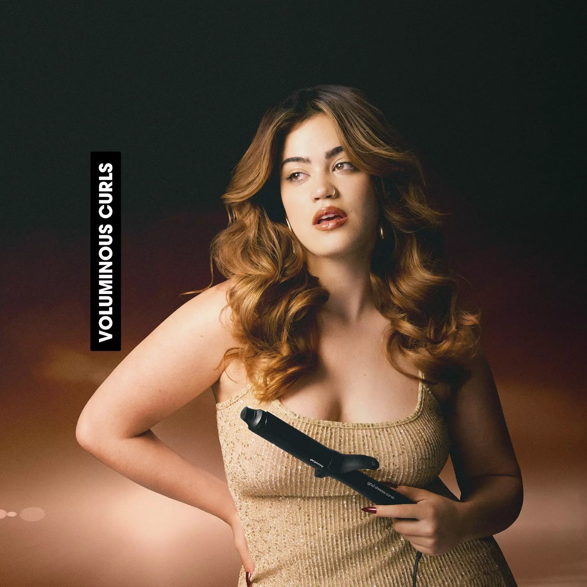 Model holding ghd Chronos Curve Grand Tong 