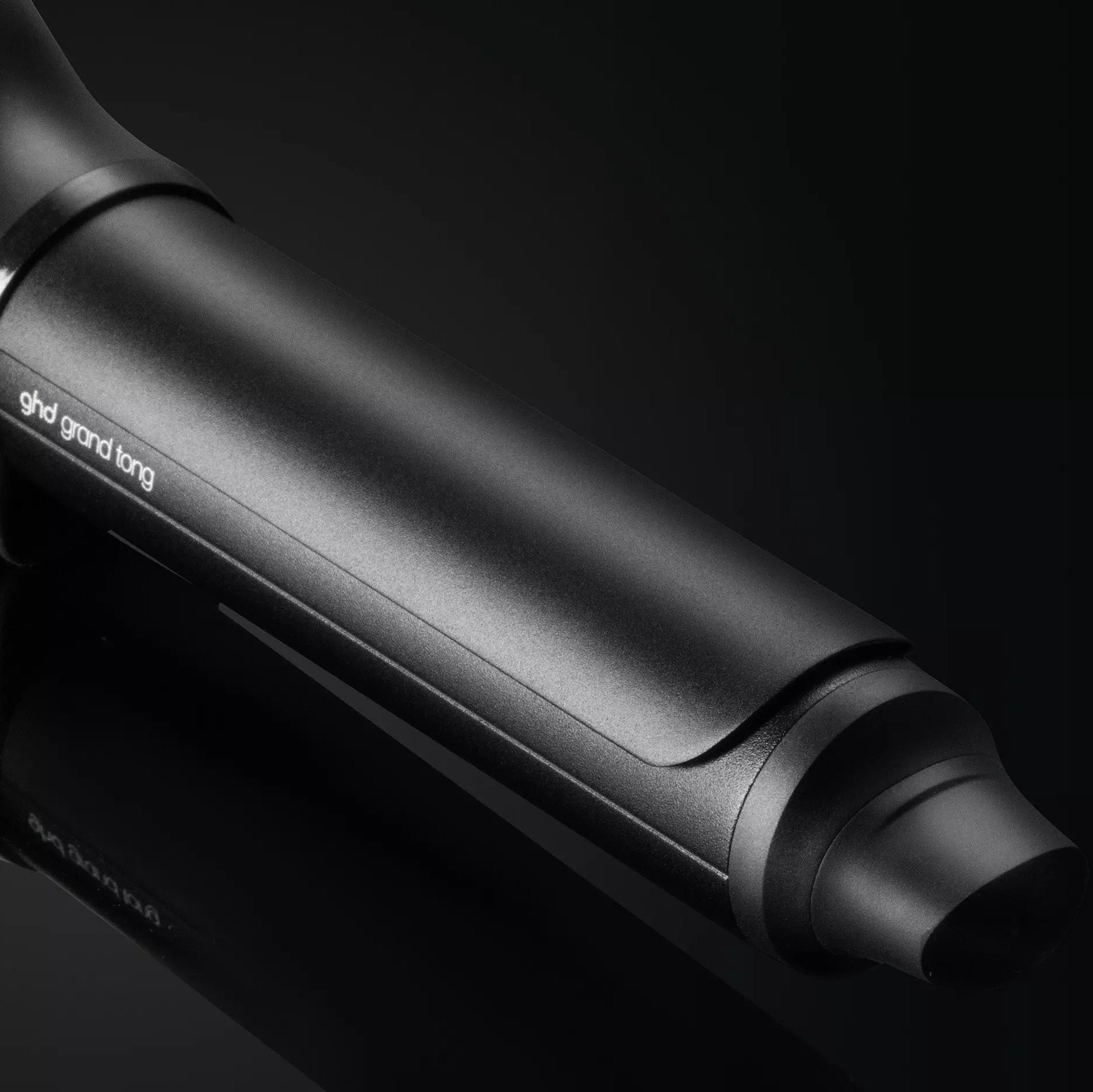 Close up of ghd Chronos Curve Grand Tong (32mm Barrel)