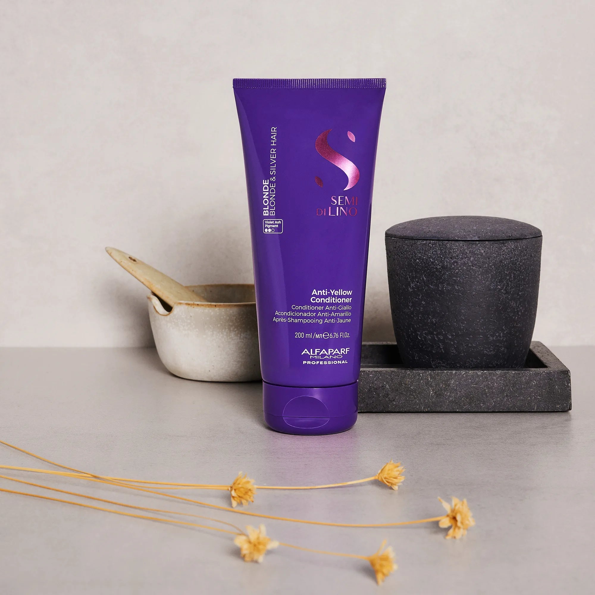 Alfaparf Milano Semi Di Lino Blonde Anti-Yellow Conditioner - lifestyle image