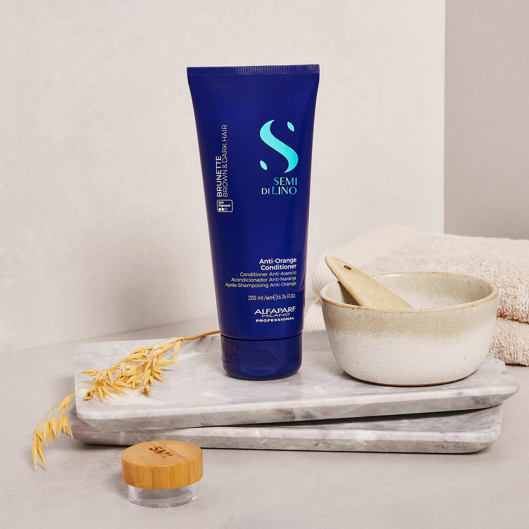 Alfaparf Milano Semi Di Lino Brunette Anti-Orange Conditioner - life style image