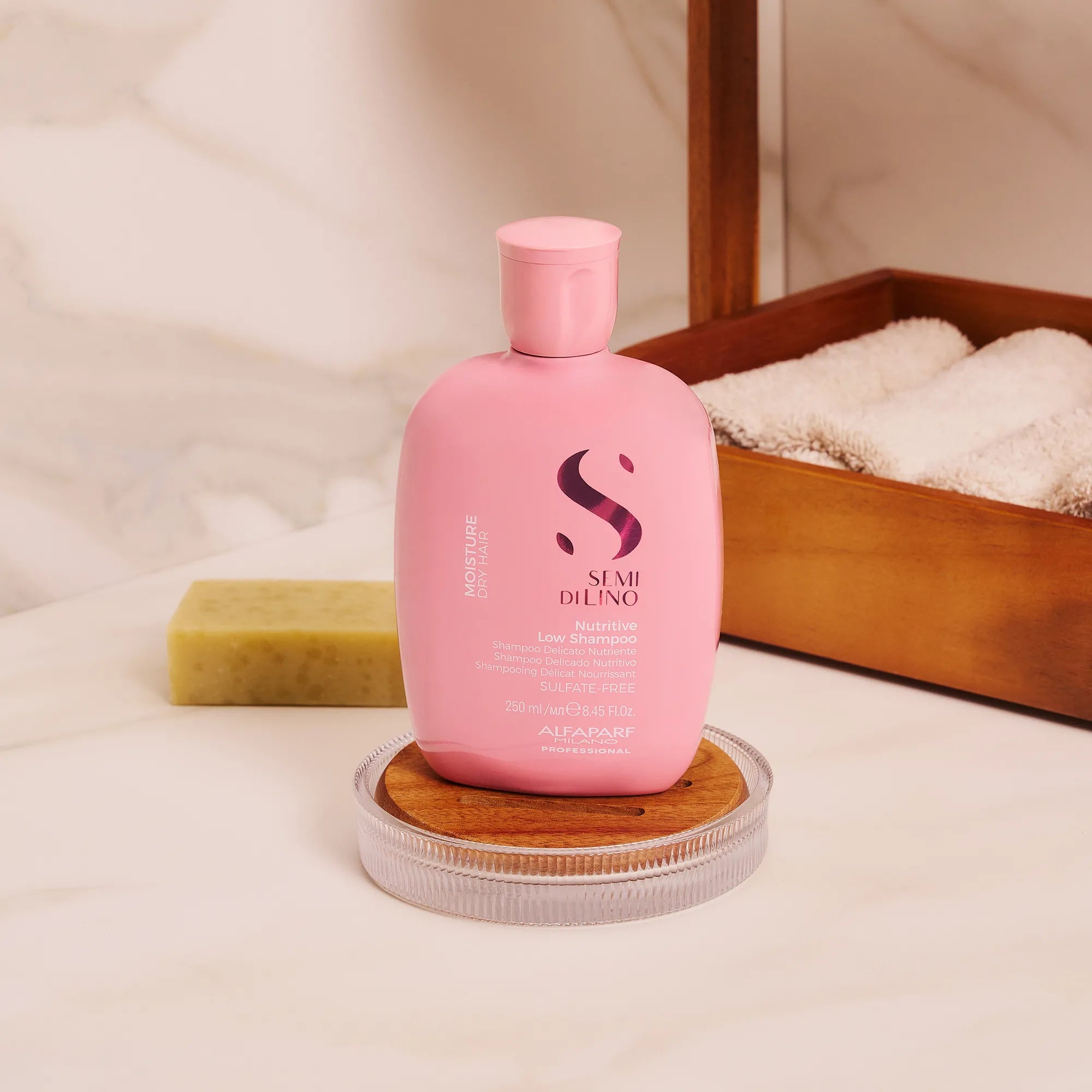 Alfaparf Milano Semi Di Lino Moisture Nutritive Low Shampoo - lifestyle image
