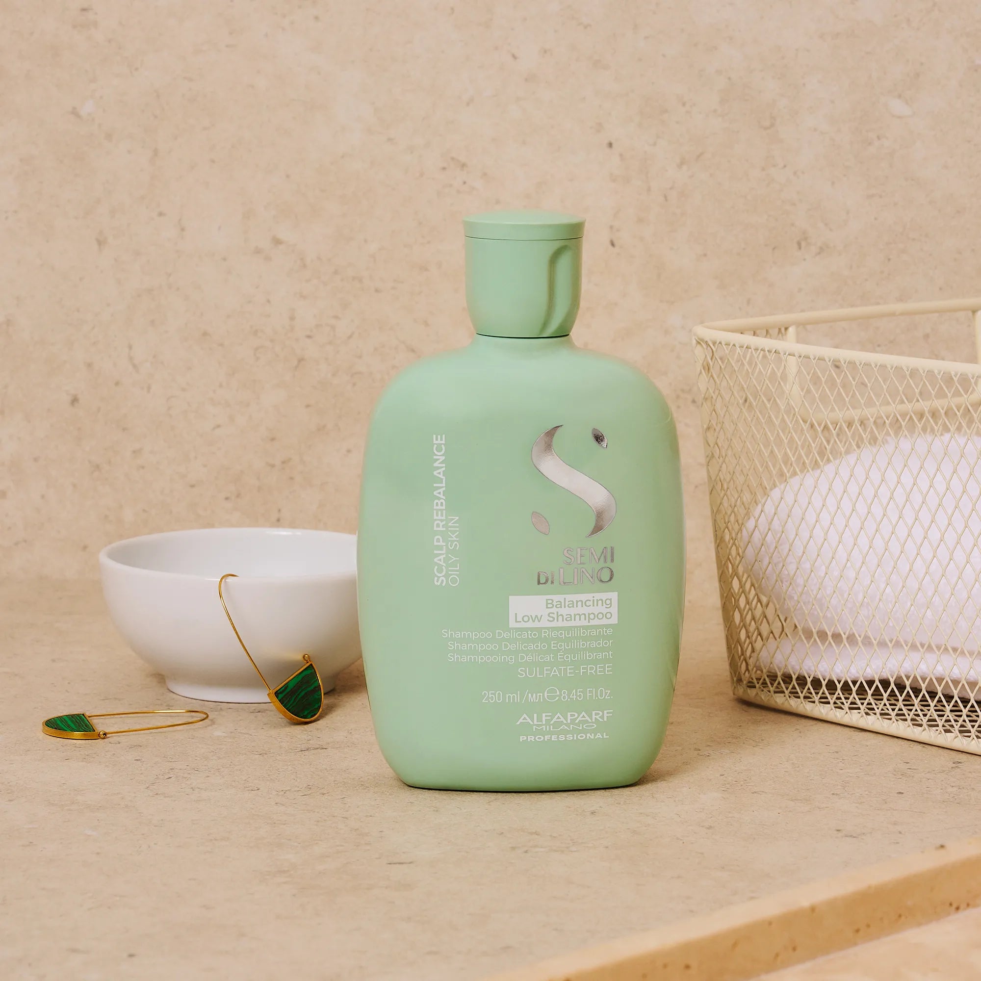 Alfaparf Milano Semi Di Lino Scalp Balancing Low Shampoo - lifestyle image