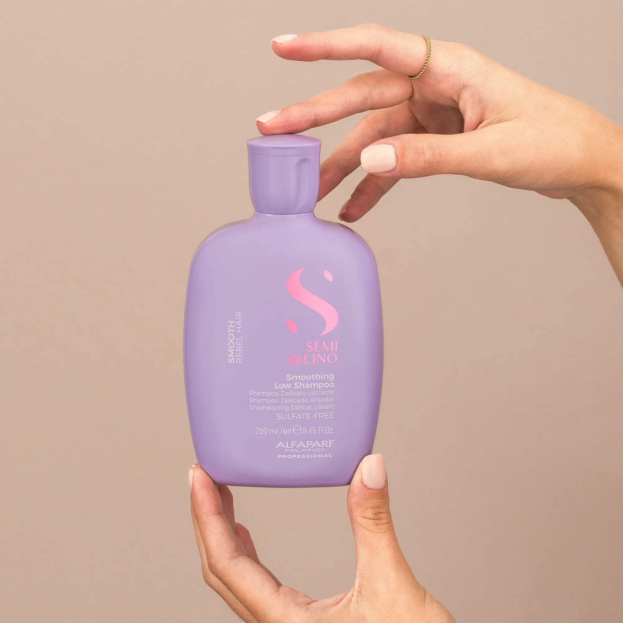Model holding Alfaparf Milano Semi Di Lino Smooth Smoothing Low Shampoo