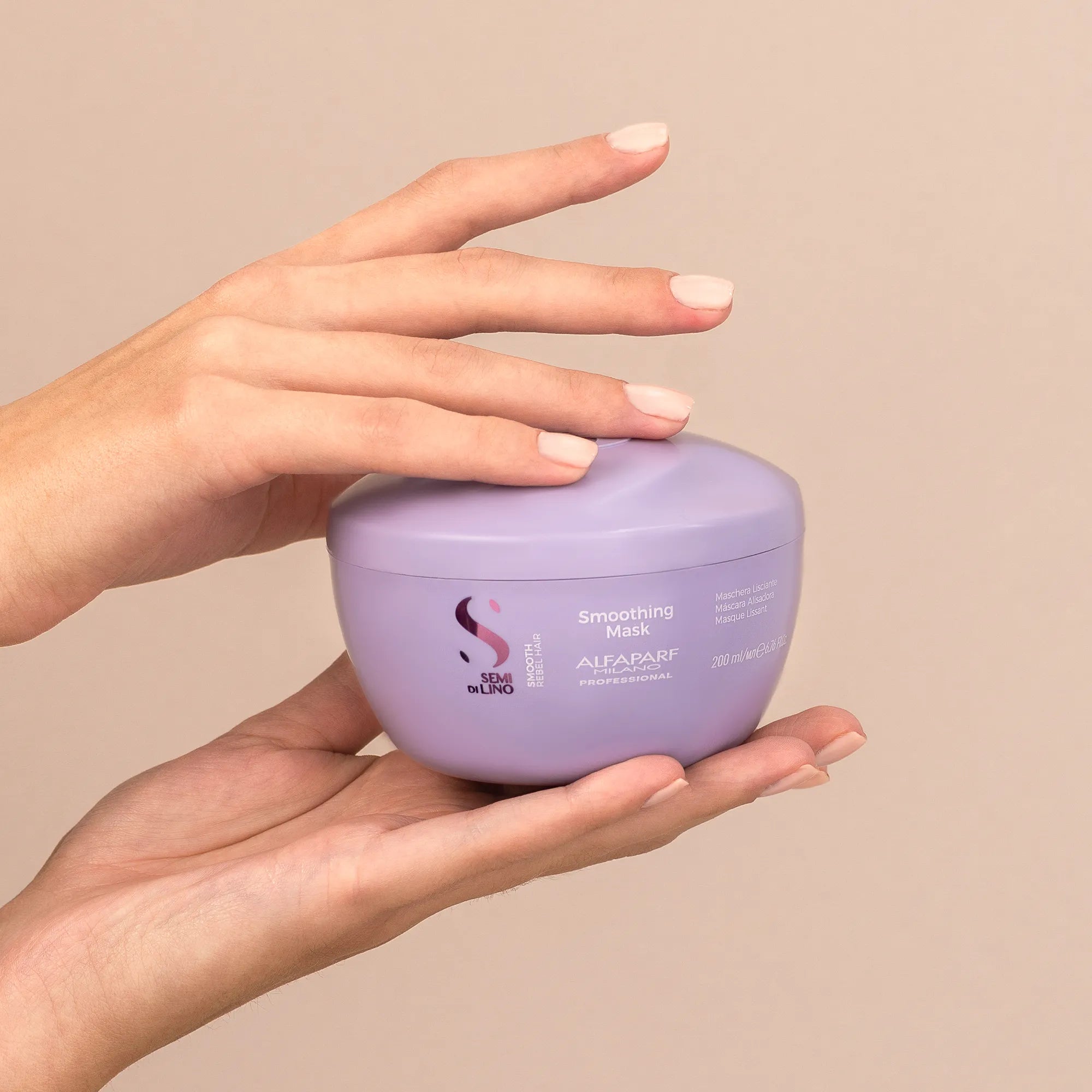 Model holding Alfaparf Milano Semi Di Lino Smooth Smoothing Mask 