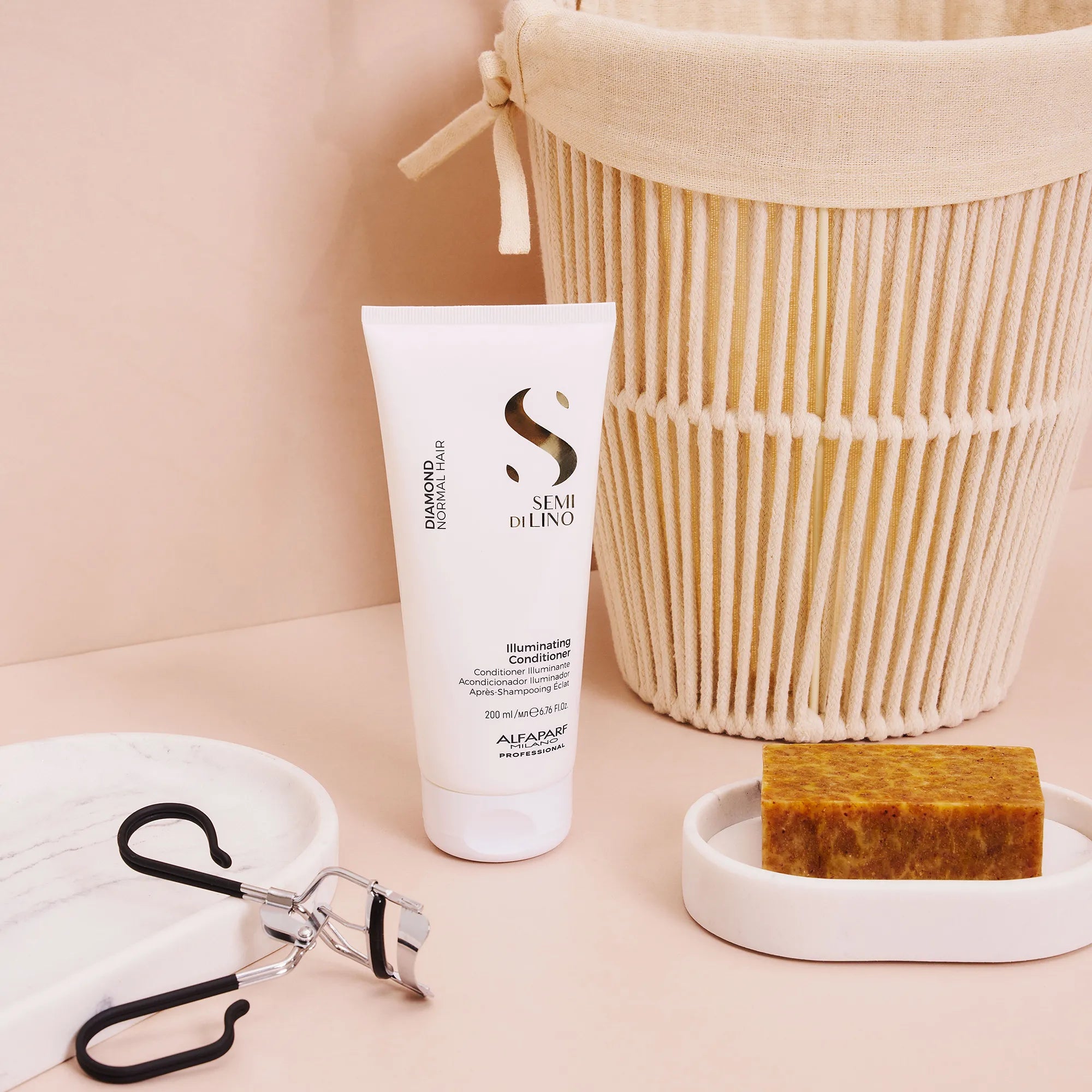 Alfaparf Milano Semi Di Lino Diamond Illuminating Conditioner 200ml - lifestyle image