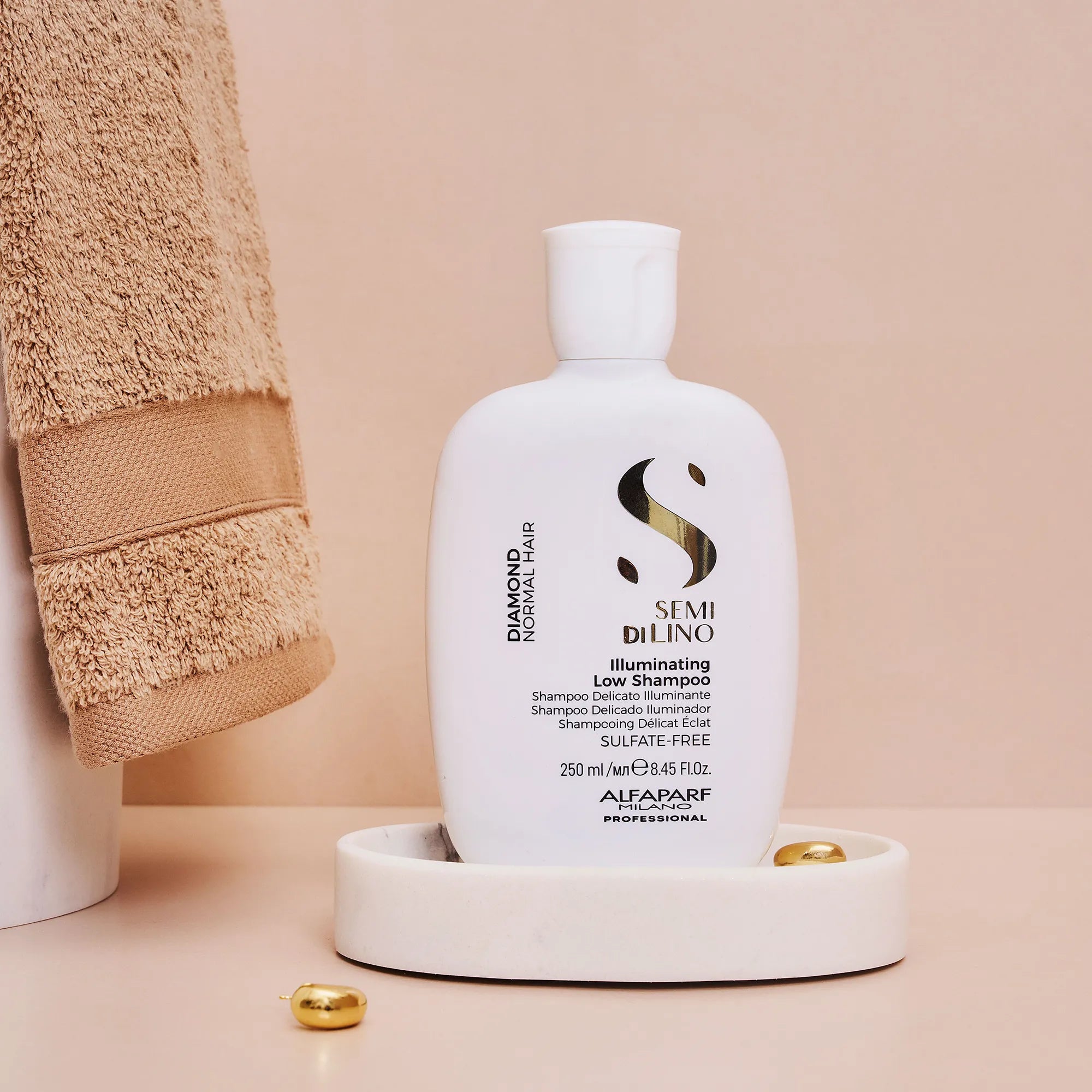 Alfaparf Milano Semi Di Lino Diamond Illuminating Low Shampoo - lifestyle image
