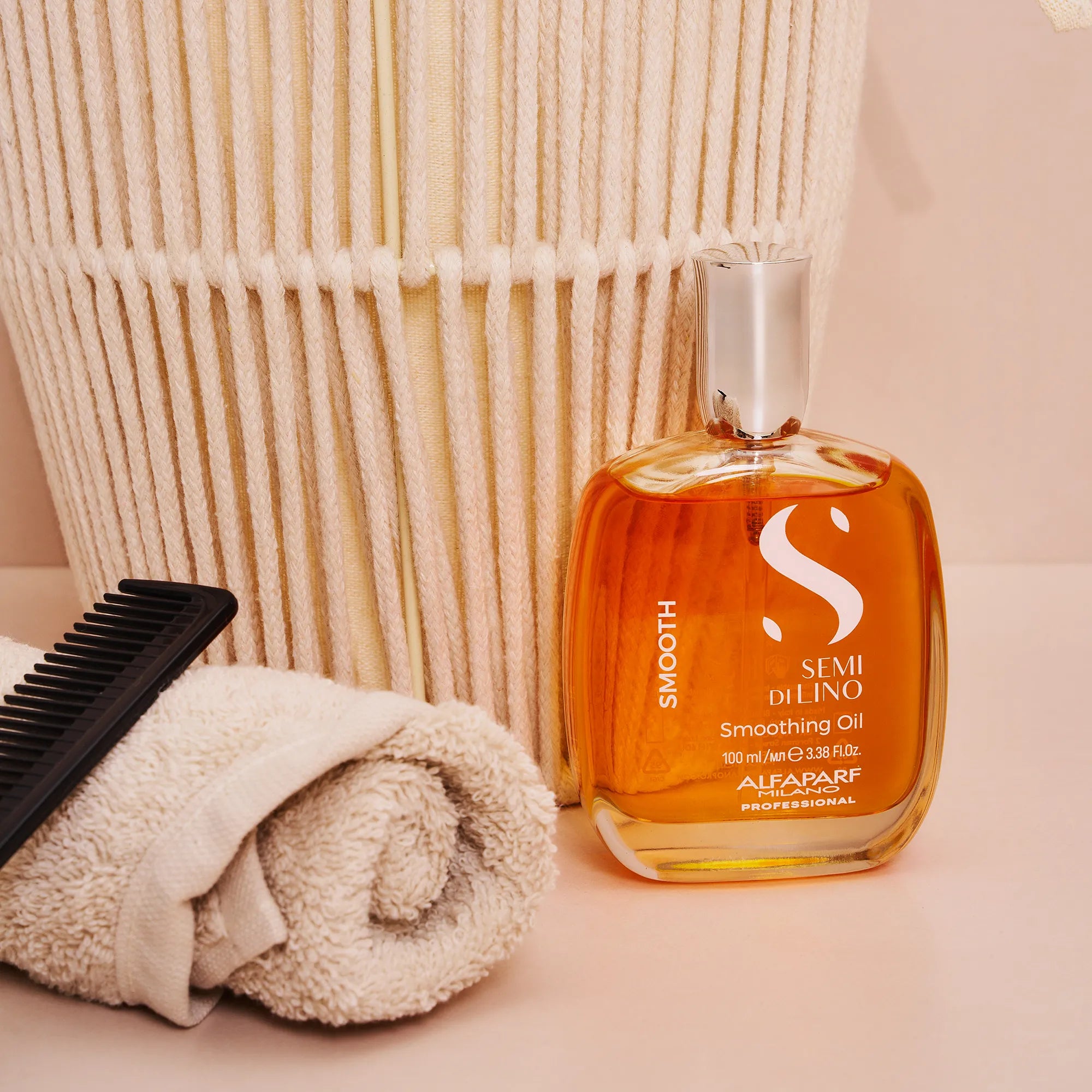 Alfaparf Milano Semi Di Lino Smooth Smoothing Oil - lifestyle image