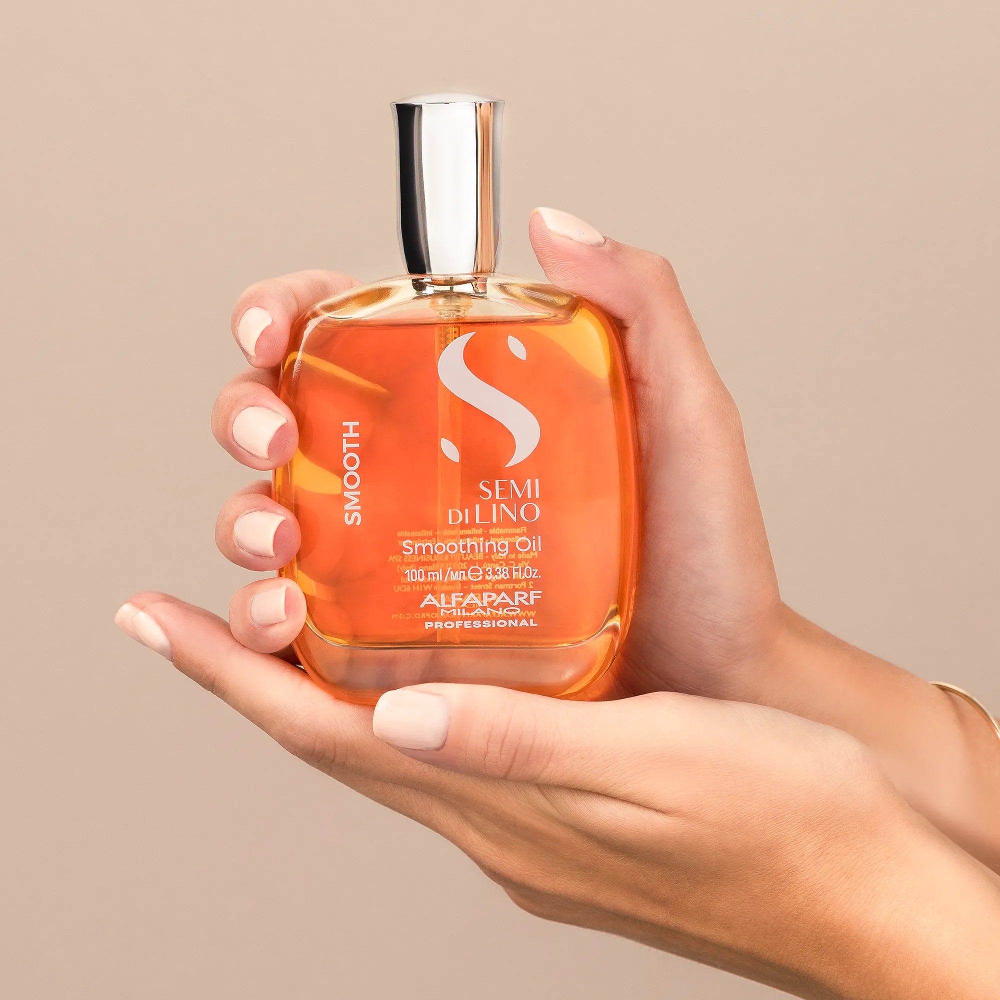 Model holding Alfaparf Milano Semi Di Lino Smooth Smoothing Oil