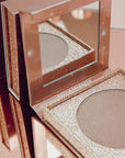 Bellamianta SKIN PERFECTING ILLUMINATING BRONZING POWDER, close up