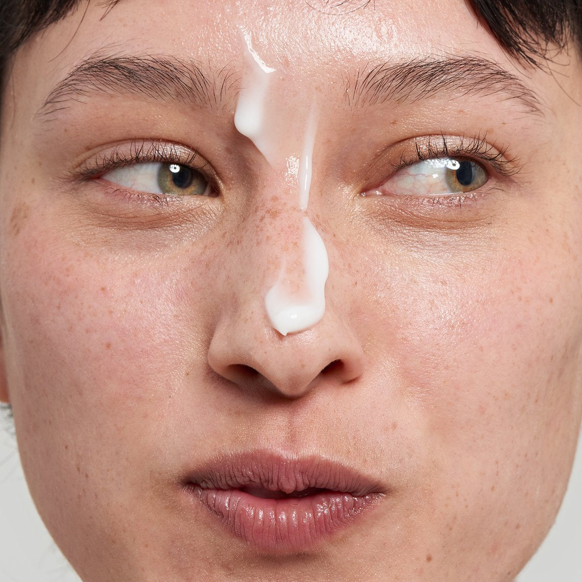 Model using The Inkey List VITAMIN B, C AND E MOISTURIZER