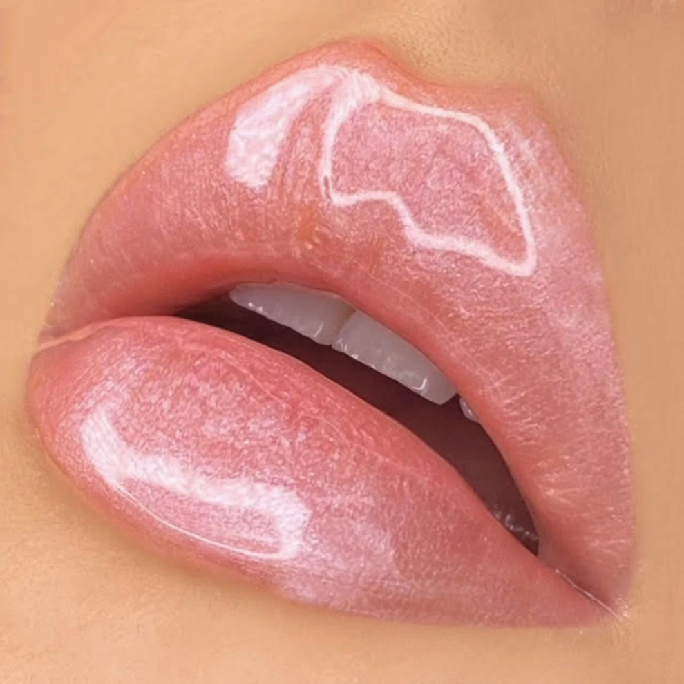 Model wearing DOLL BEAUTY Doll Gloss Champagne Kisses 