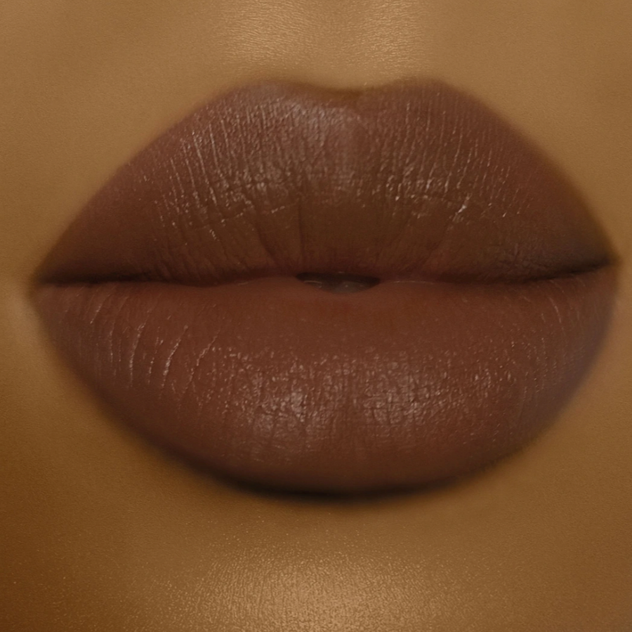Model wearing DOLL BEAUTY She Fine Liner - Dive 4eva