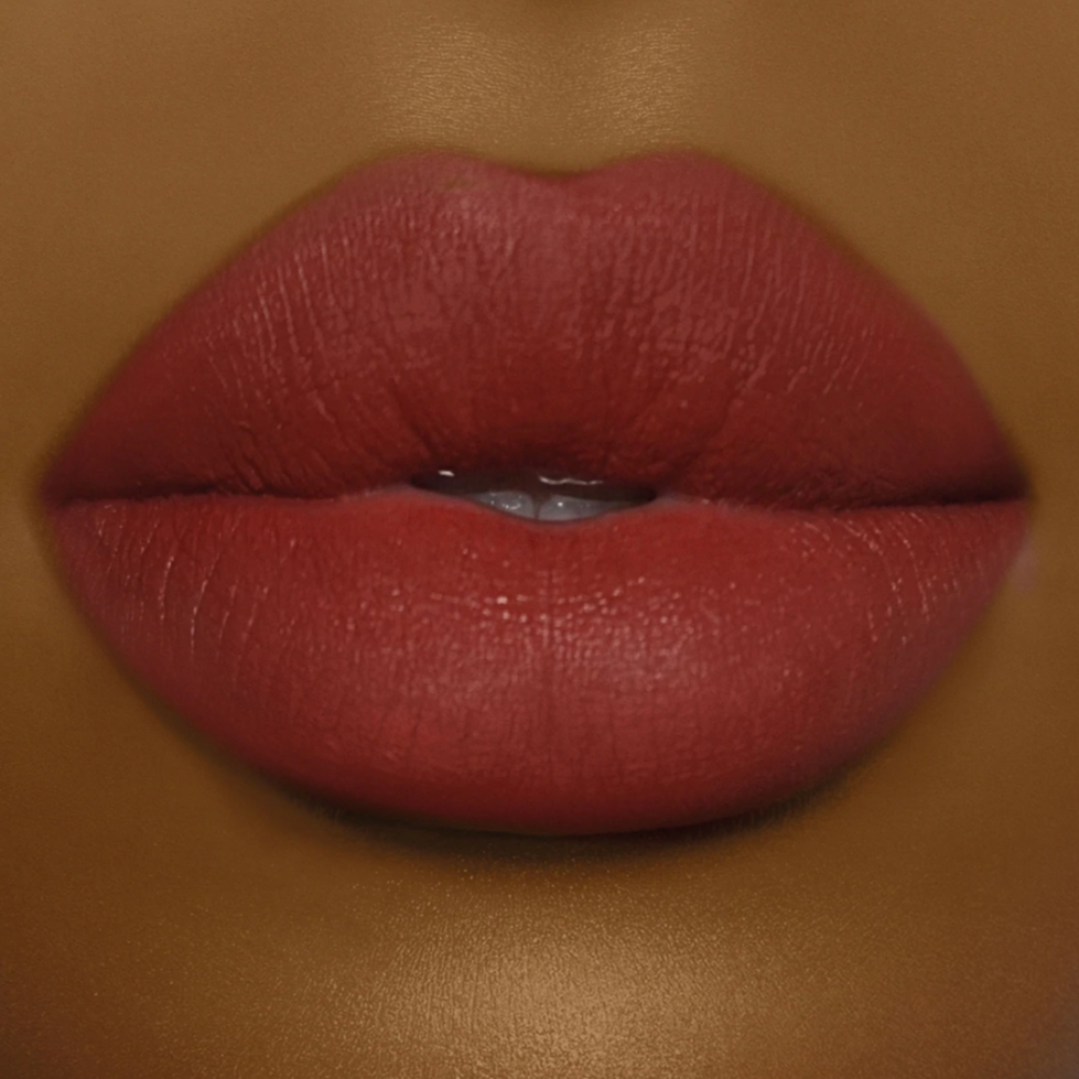 Model wearing DOLL BEAUTY She Fine Liner - Kiss My Sass