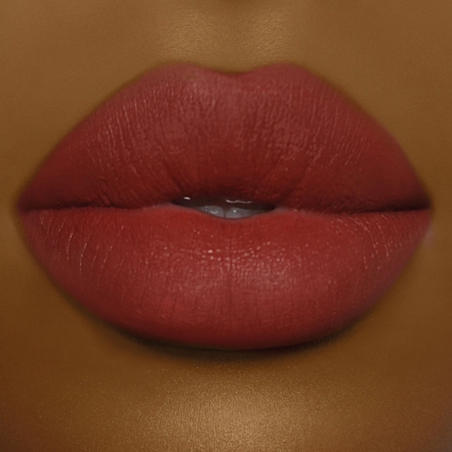 Model wearing DOLL BEAUTY She Fine Liner - Kiss My Sass
