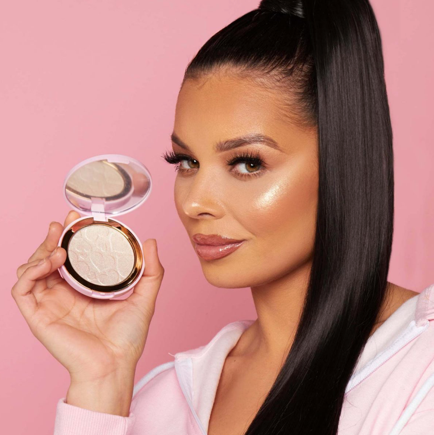 Model holding DOLL BEAUTY Highlight