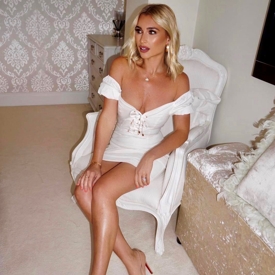 Model wearing Sienna X Gradual Self Tan Lotion Sachet 15ml